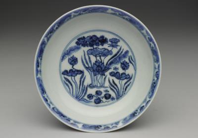 图片[2]-Dish with underglaze-blue decoration of a lotus pond, Hsuan-te reign (1426-1435), Ming dynasty-China Archive